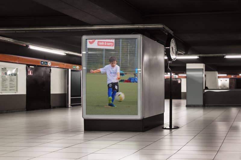Fußball-Spieler aus Egelsbach im S-Bahn Bahnhof